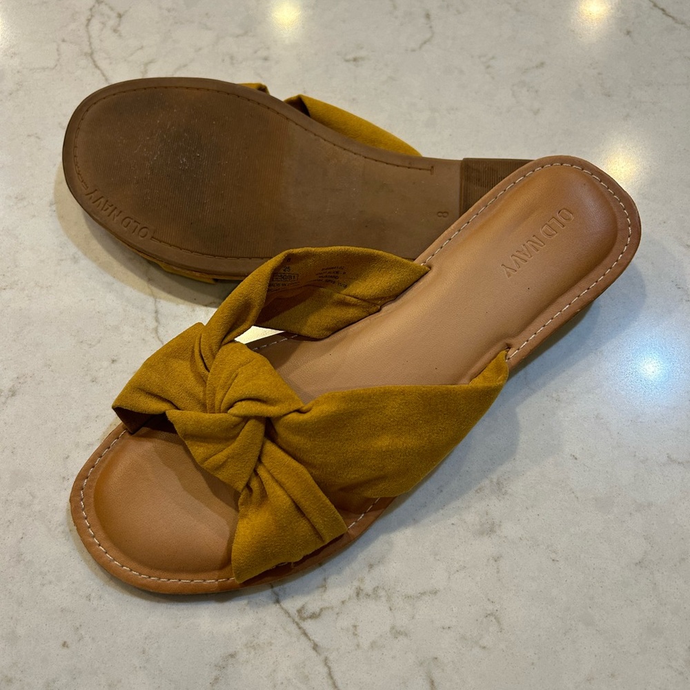 Old navy size 8 slides, mustard